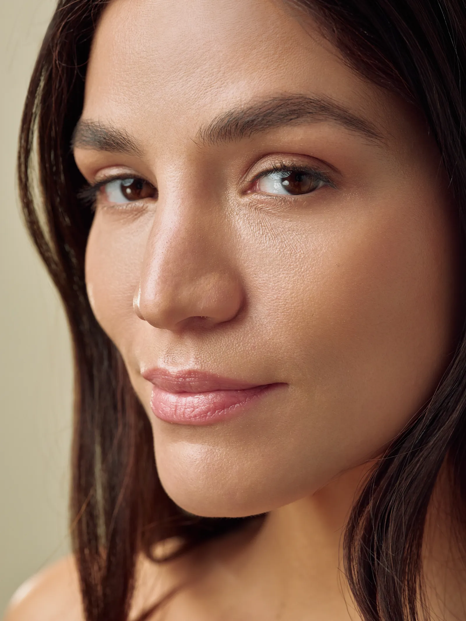 Beauty-Close-up mit Blick in die Kamera