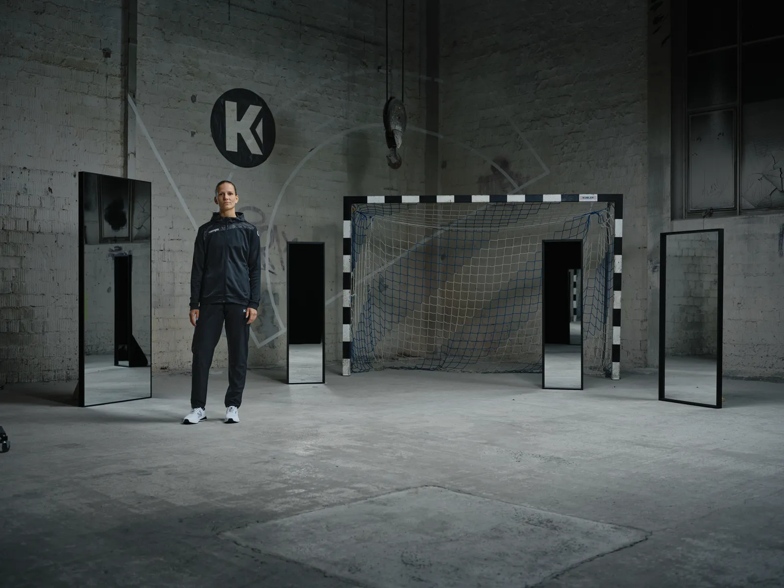 Spielerin in dunkler Jacke in der Hallen-Totale