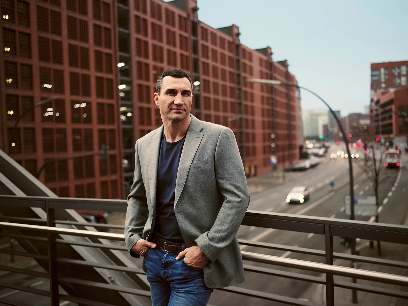 Klitschko im grauen Sakko an einem Brückengeländer in Hamburg
